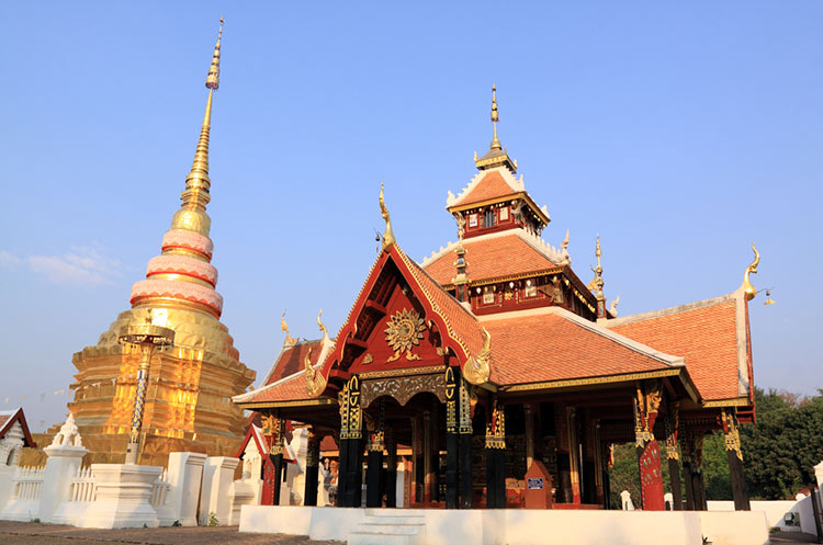 Chedi and viharn of the Wat Pongsanuk