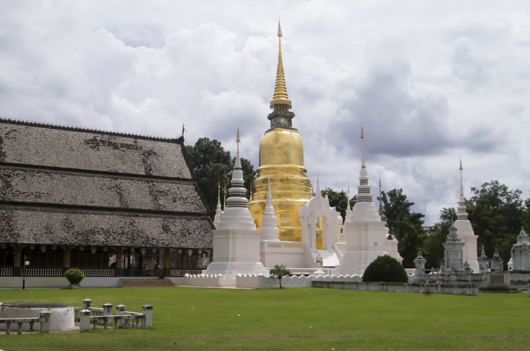 The large golden chedi and the viharn at Wat Suan Dok