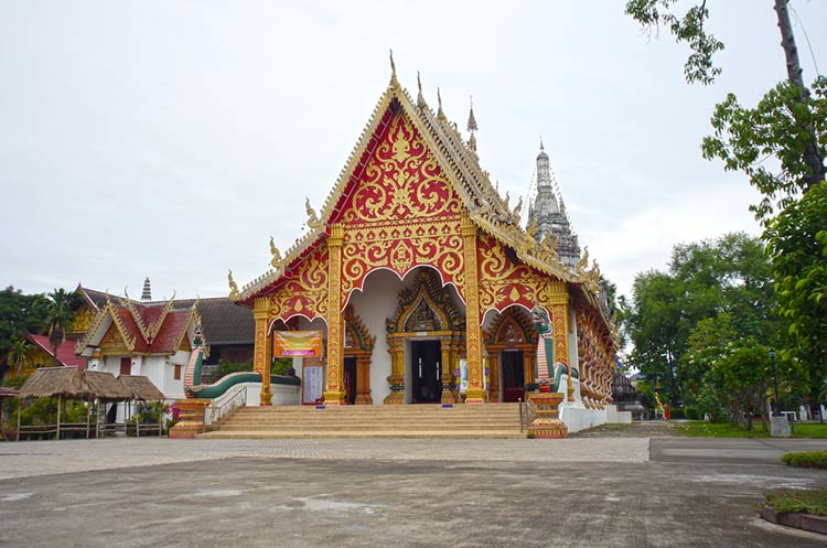 The viharn in front of the chedi of Wat Suan Tan