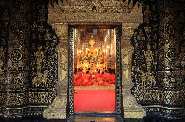 Interior of the sim with the principal Buddha image