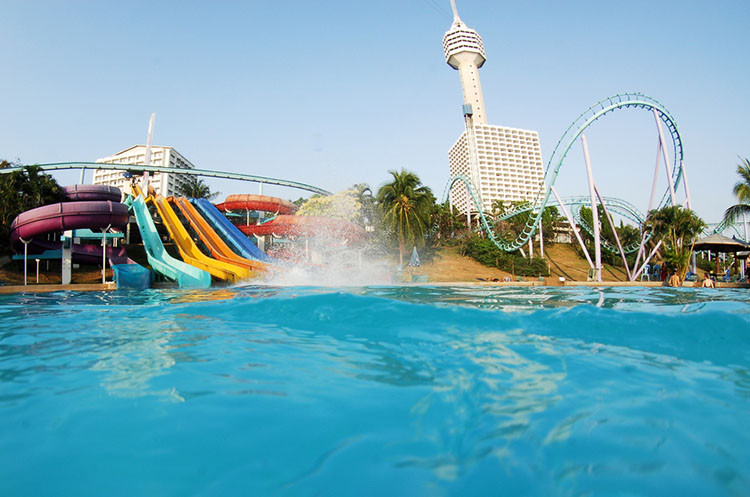 Water slides and pool at Pattaya Water & Fun Park