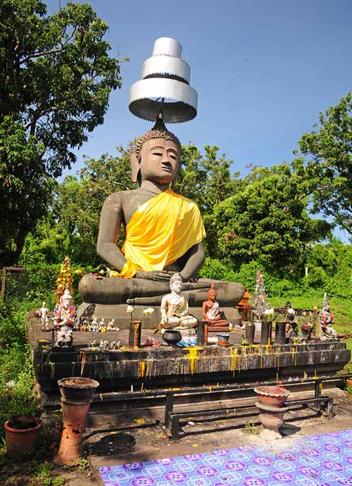 Buddha image in the Wat That Khao